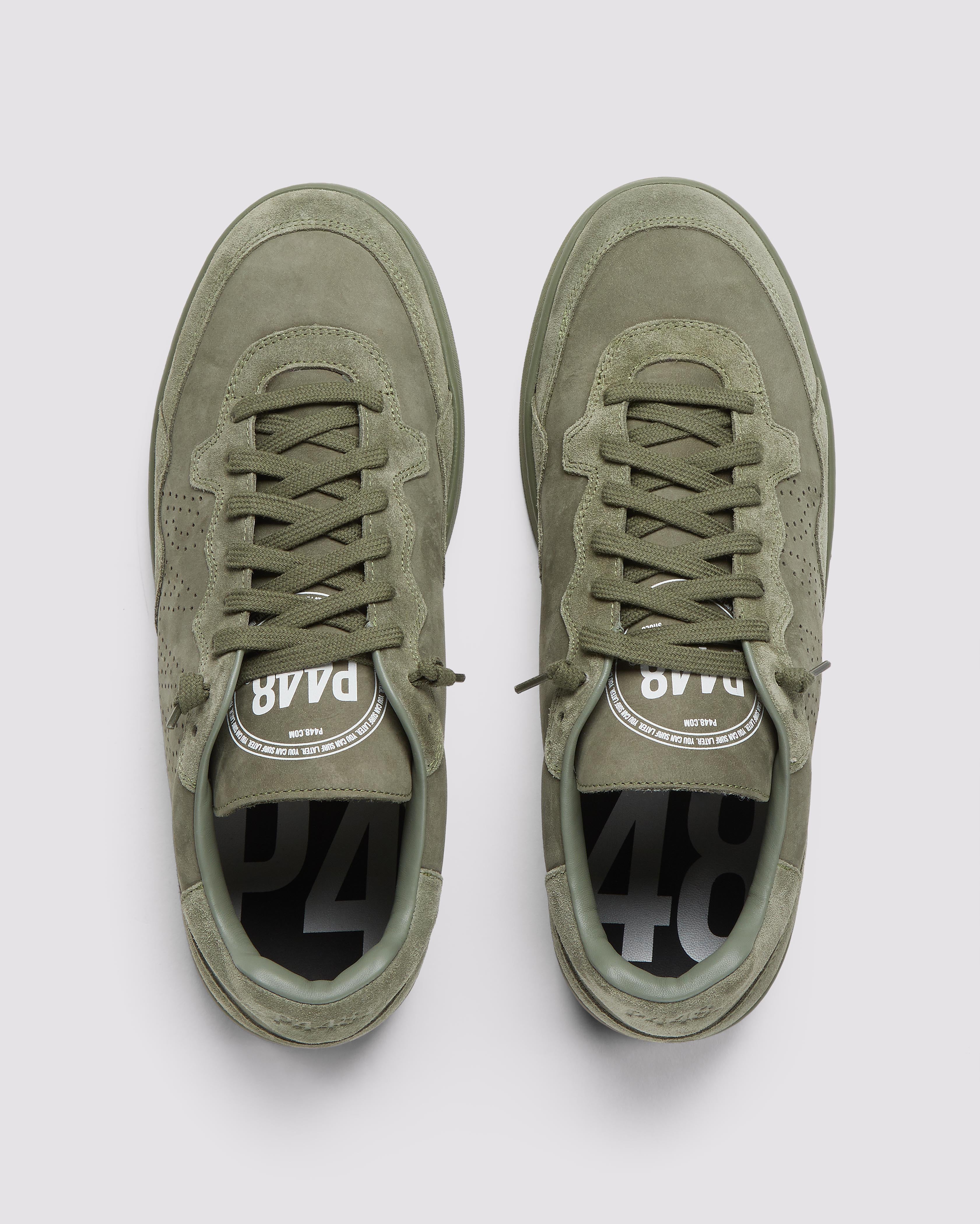 オリーブ色ローカットスニーカー Vert All Green - Low-Top Army Green Nubuck & Suede Sneaker – P448®